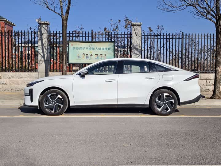 Фото 3 - Geely Galaxy L6