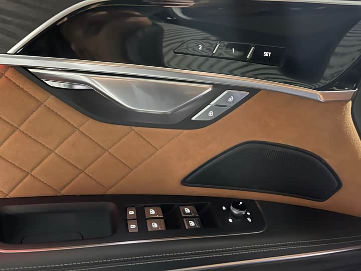 Фото 7 - Audi A8