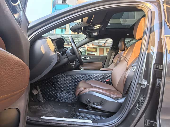 Фото 6 - Volvo XC60