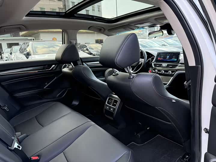 Фото 9 - Honda Accord