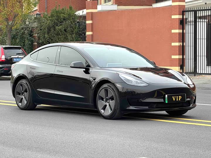 Фото 3 - Tesla Model 3