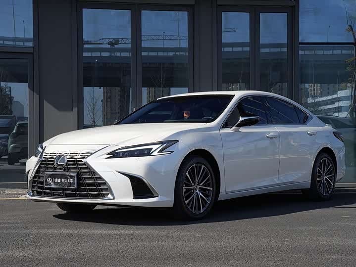 Фото 1 - Lexus ES