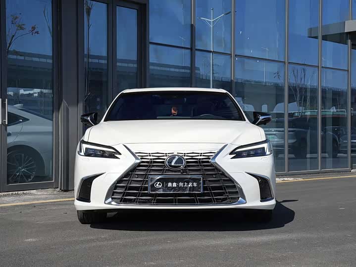 Фото 2 - Lexus ES