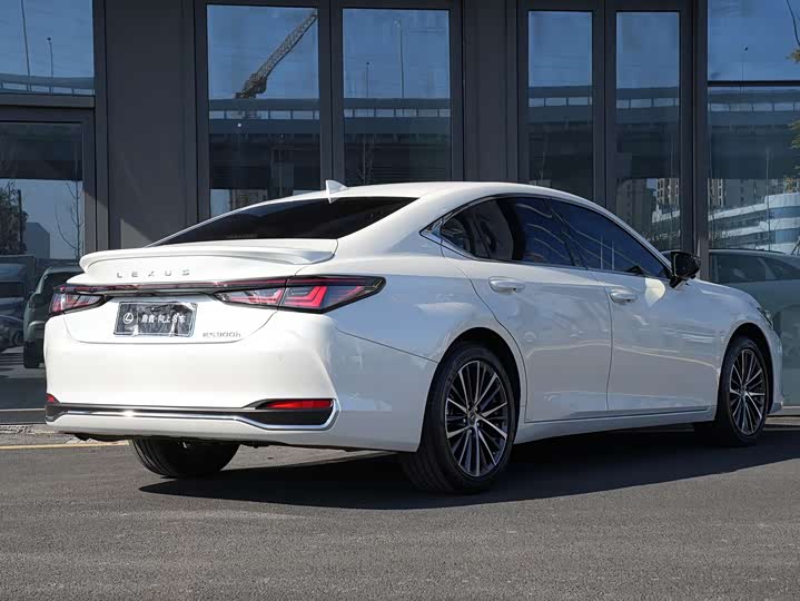 Фото 4 - Lexus ES