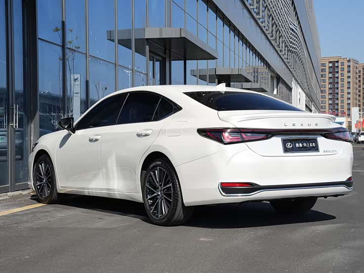 Фото 6 - Lexus ES