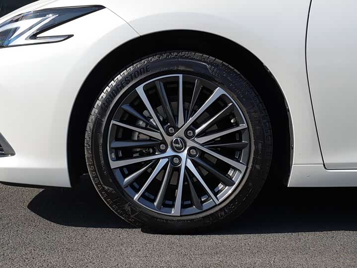 Фото 8 - Lexus ES