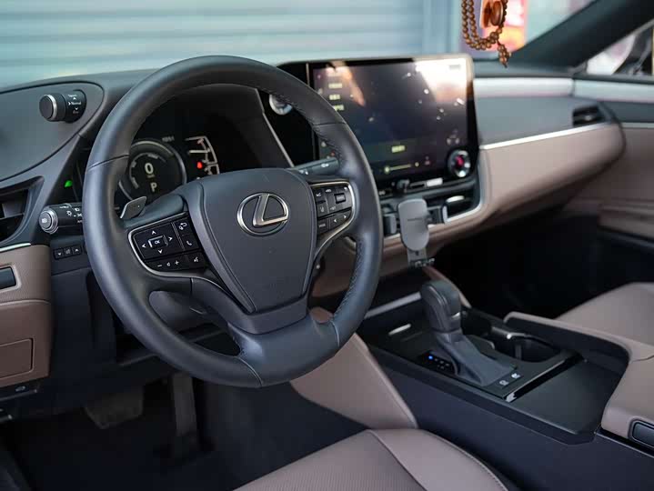 Фото 9 - Lexus ES