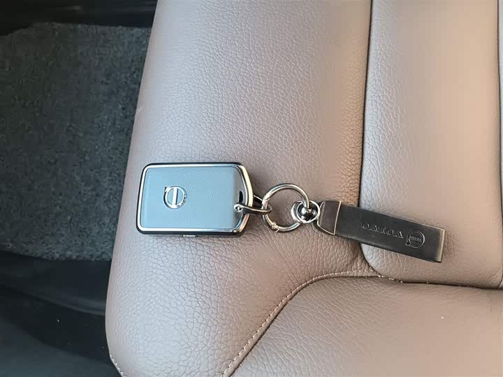 Фото 9 - Volvo XC90