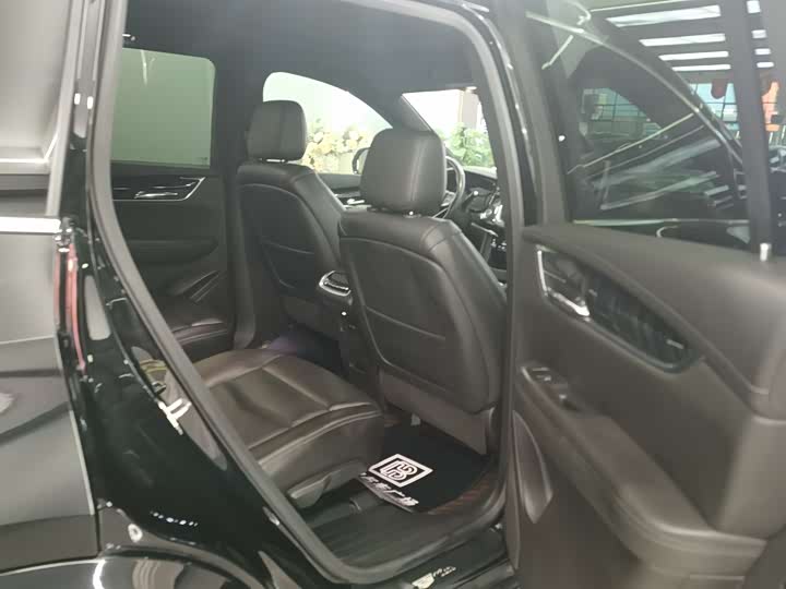 Фото 8 - Cadillac XT6