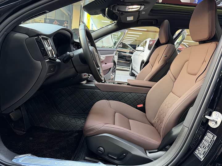 Фото 9 - Volvo S90