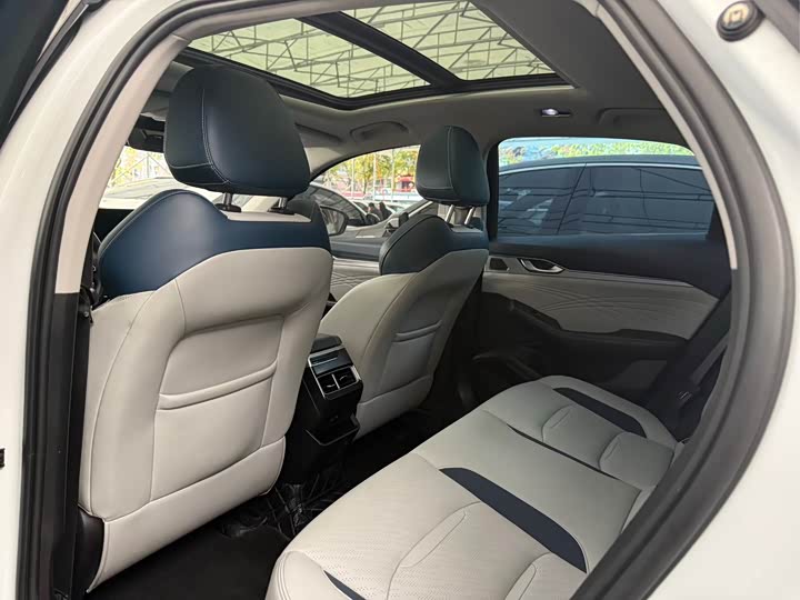 Фото 4 - Geely Preface