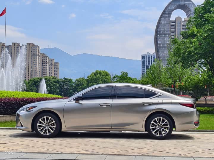 Фото 3 - Lexus ES