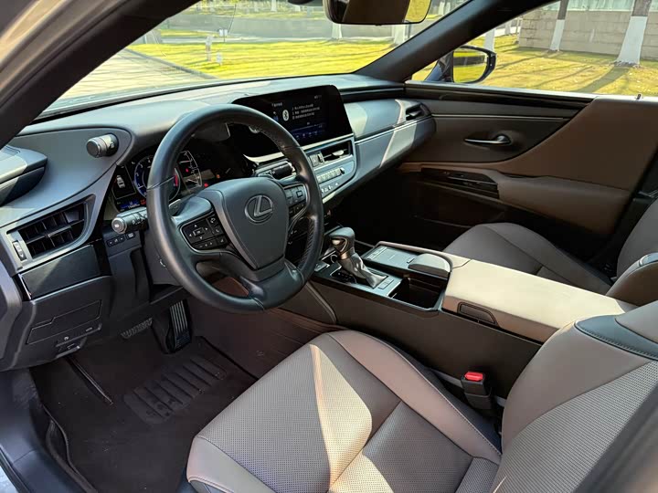 Фото 6 - Lexus ES