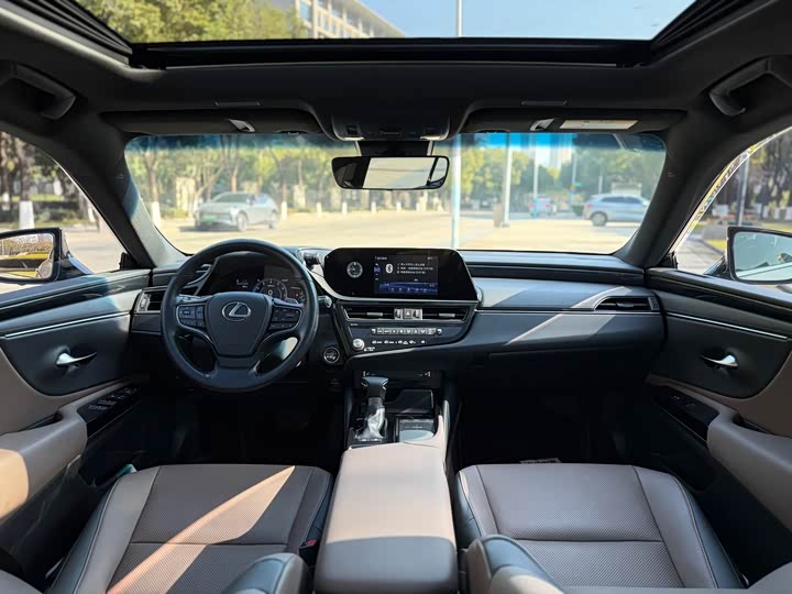 Фото 7 - Lexus ES