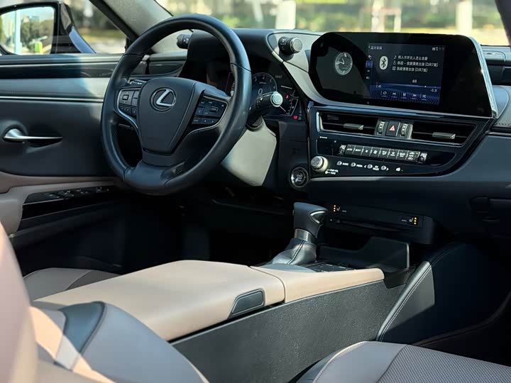 Фото 8 - Lexus ES