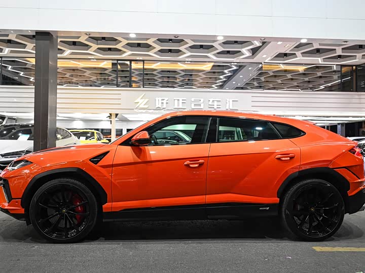 Фото 2 - Lamborghini Urus