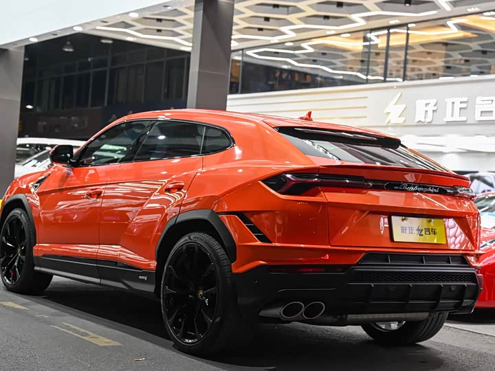 Фото 3 - Lamborghini Urus