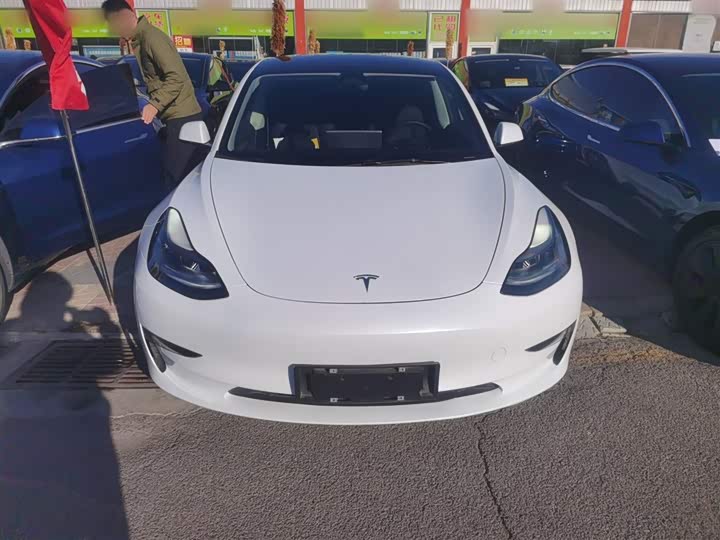 Фото 3 - Tesla Model 3