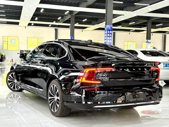 Фото 3 - Volvo S90