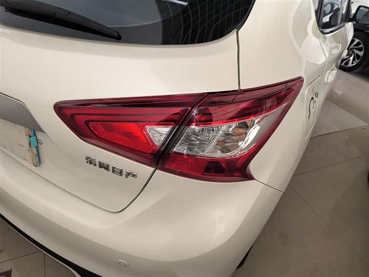 Фото 8 - Nissan Tiida