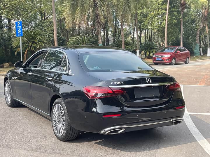 Фото 4 - Mercedes-Benz E-Class