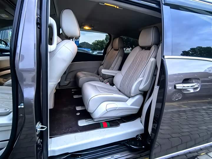 Фото 9 - Buick GL8 ES