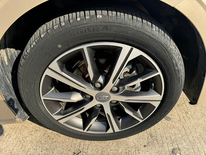 Фото 4 - Geely Emgrand