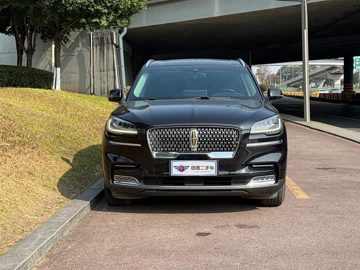 Фото 2 - Lincoln Aviator