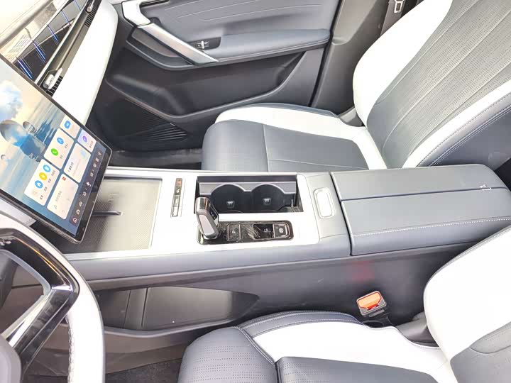 Фото 8 - Geely Atlas L