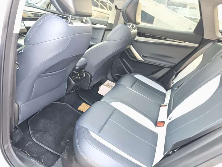 Фото 9 - Geely Atlas L