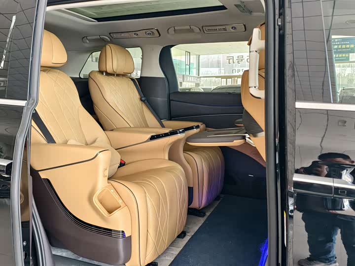 Фото 7 - Denza D9