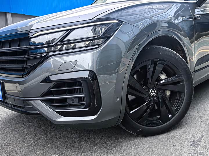 Фото 2 - Volkswagen Touareg