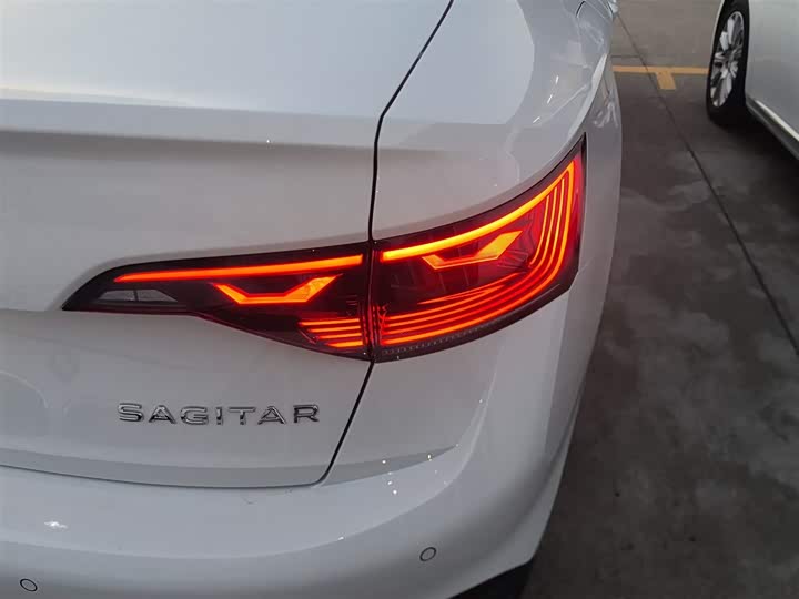 Фото 8 - Volkswagen Sagitar L