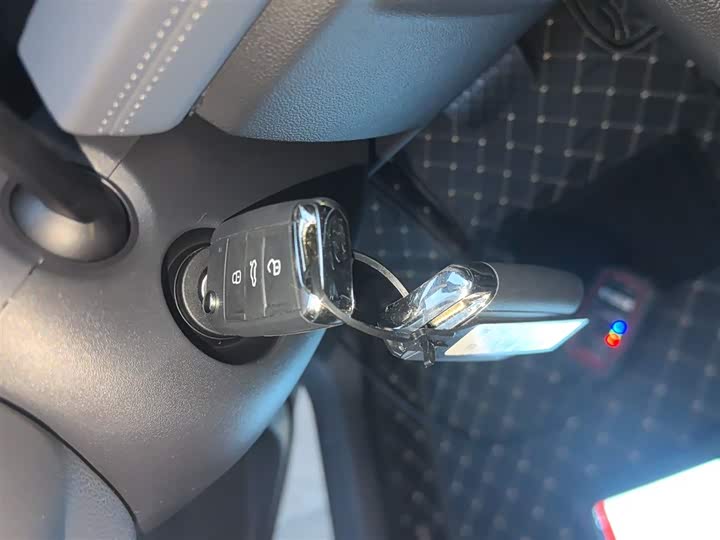 Фото 9 - Volkswagen Sagitar L