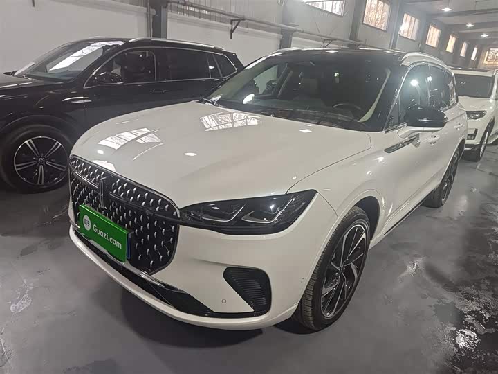 Фото 2 - Lincoln Corsair