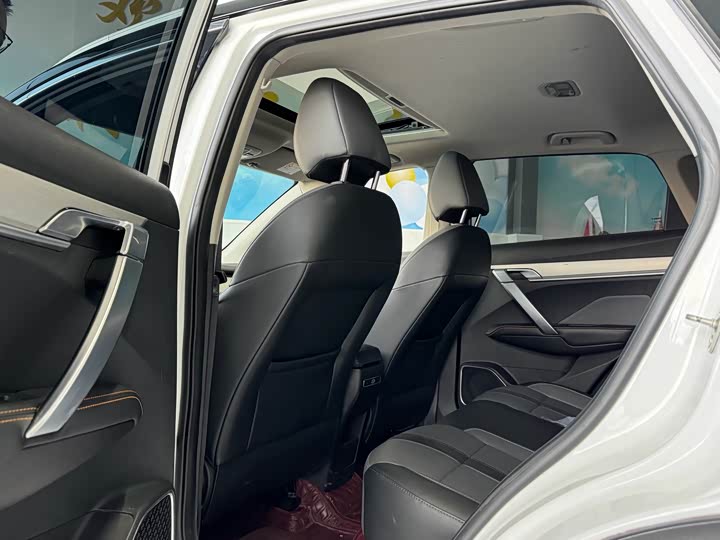 Фото 8 - Geely Coolray