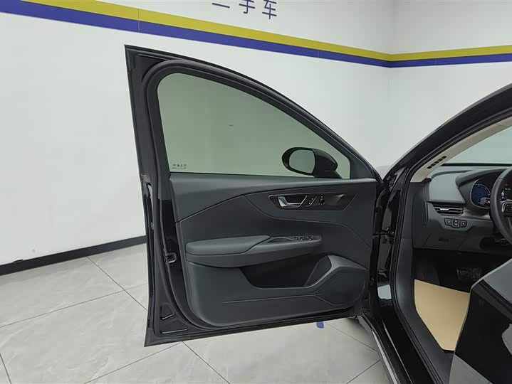 Фото 7 - Hongqi E-QM5