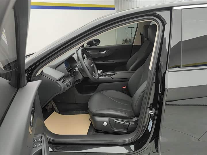 Фото 9 - Hongqi E-QM5