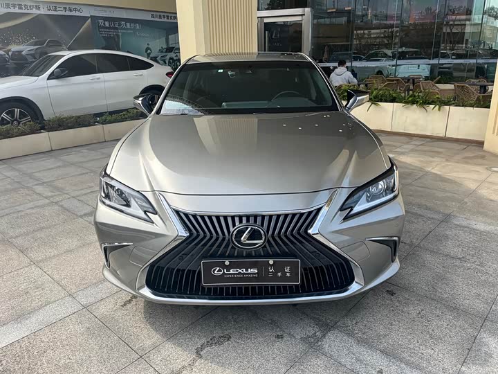 Фото 2 - Lexus ES