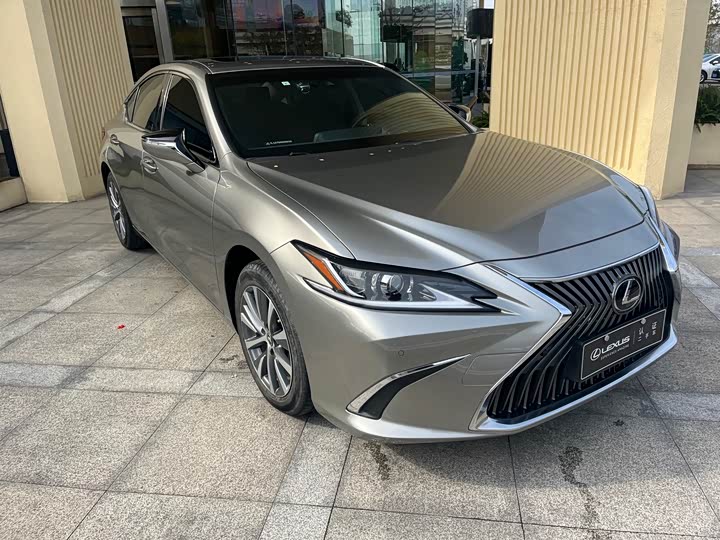 Фото 3 - Lexus ES