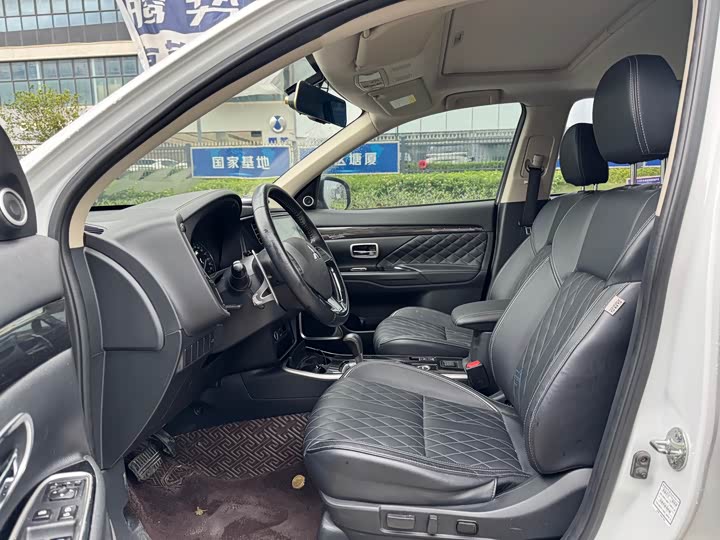 Фото 4 - Mitsubishi Outlander