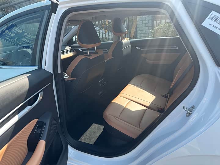 Фото 9 - Geely Emgrand