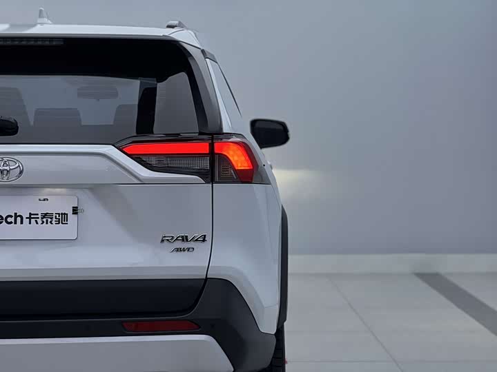 Фото 6 - Toyota RAV4