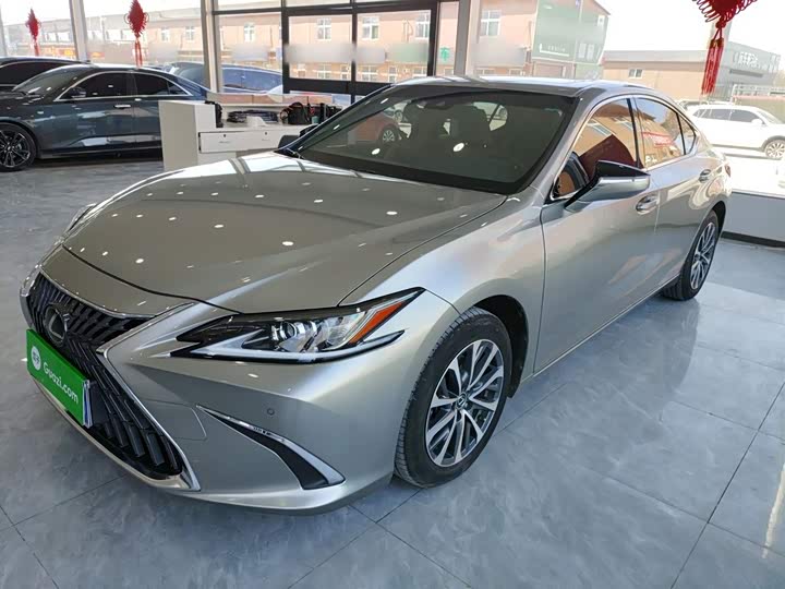 Фото 2 - Lexus ES