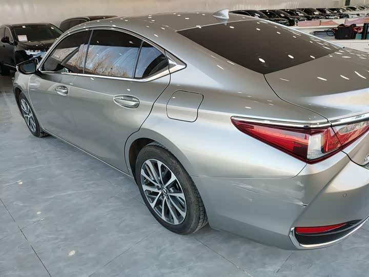 Фото 5 - Lexus ES