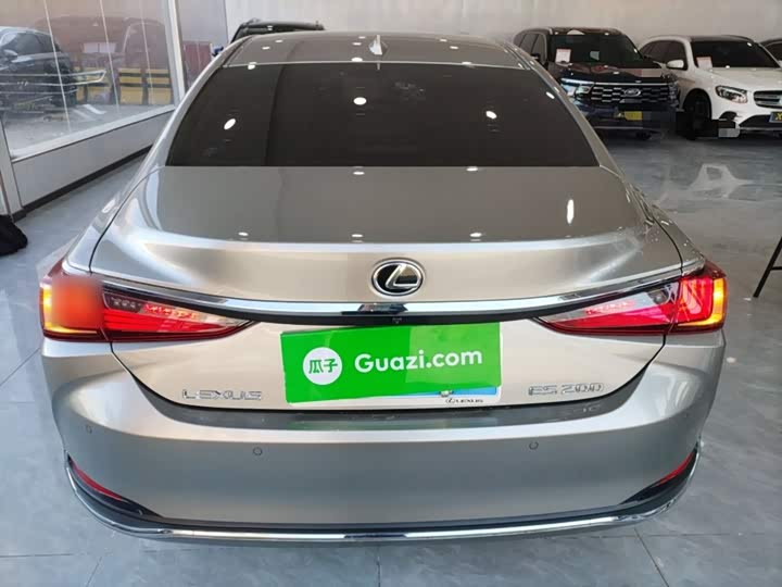 Фото 6 - Lexus ES