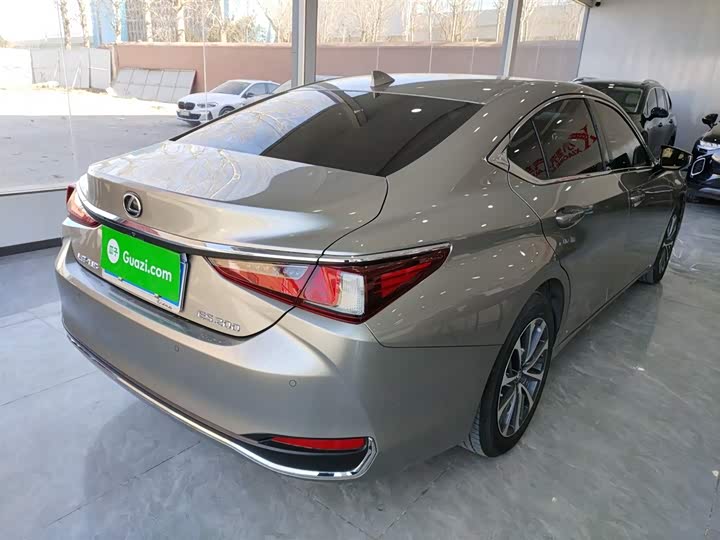 Фото 7 - Lexus ES