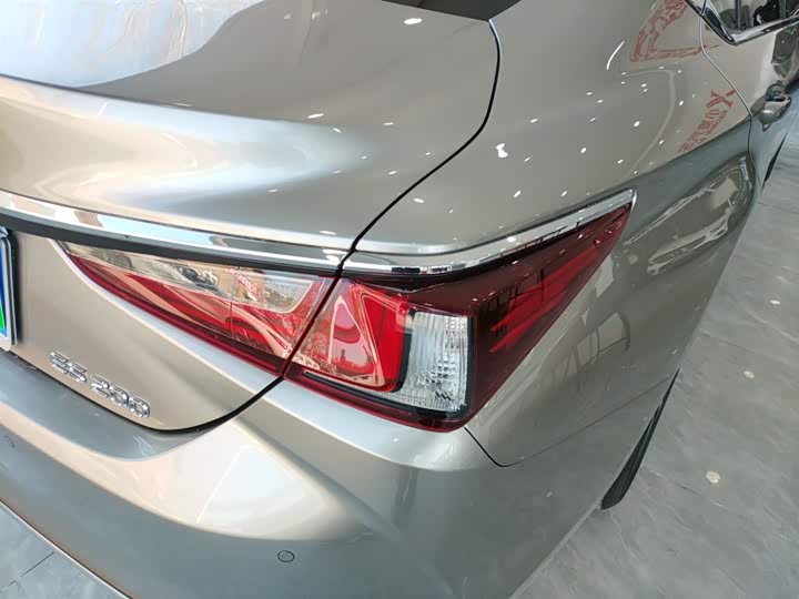 Фото 8 - Lexus ES