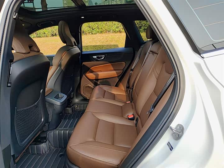 Фото 8 - Volvo XC60