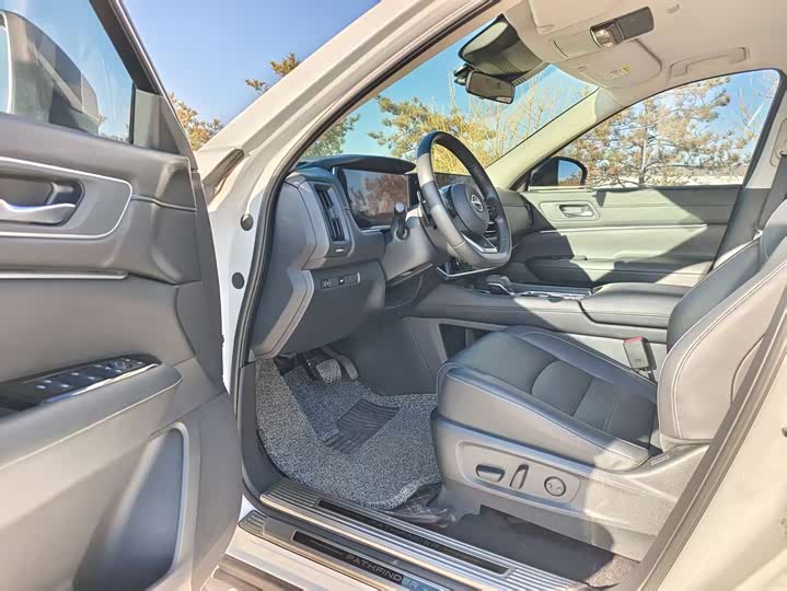 Фото 2 - Nissan Pathfinder